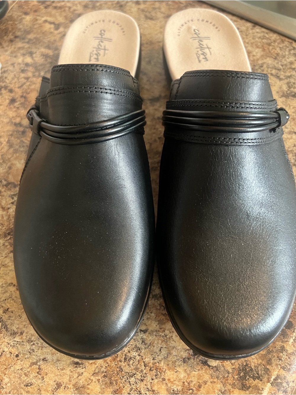NEW Collection Clarks Black Slip-On Mule Clogs 12W Stitched Strap Accent COMFORT